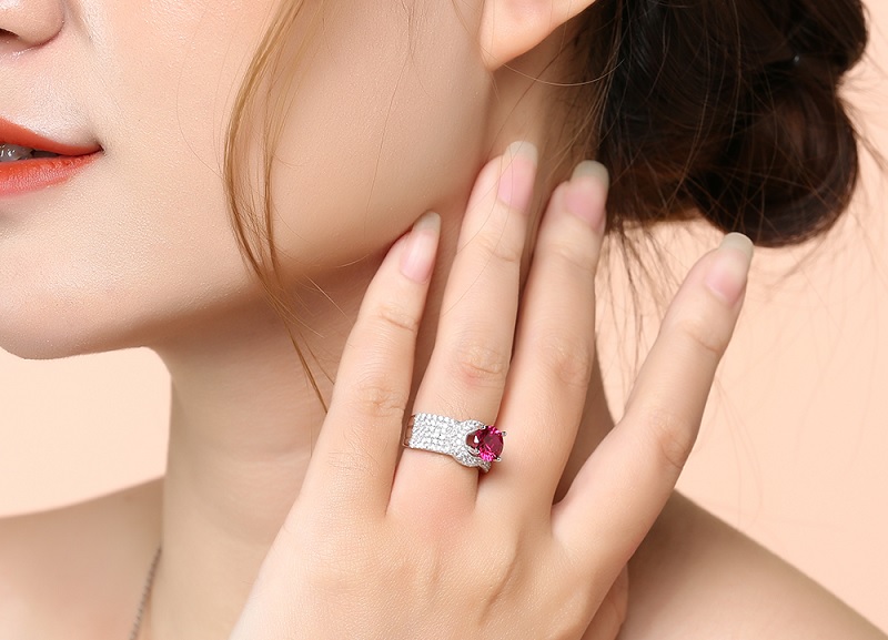 Phần đ&aacute; hồng thanh lịch, tạo điếm nhấn cho trang phục của bạn